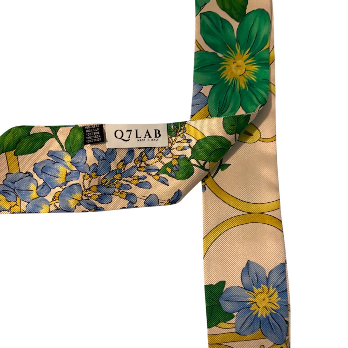 Twilly sartoriale in twill di seta oro verde di Q7LAB, accessorio donna elegante e versatile, con dettagli raffinati e tessuto lucente.