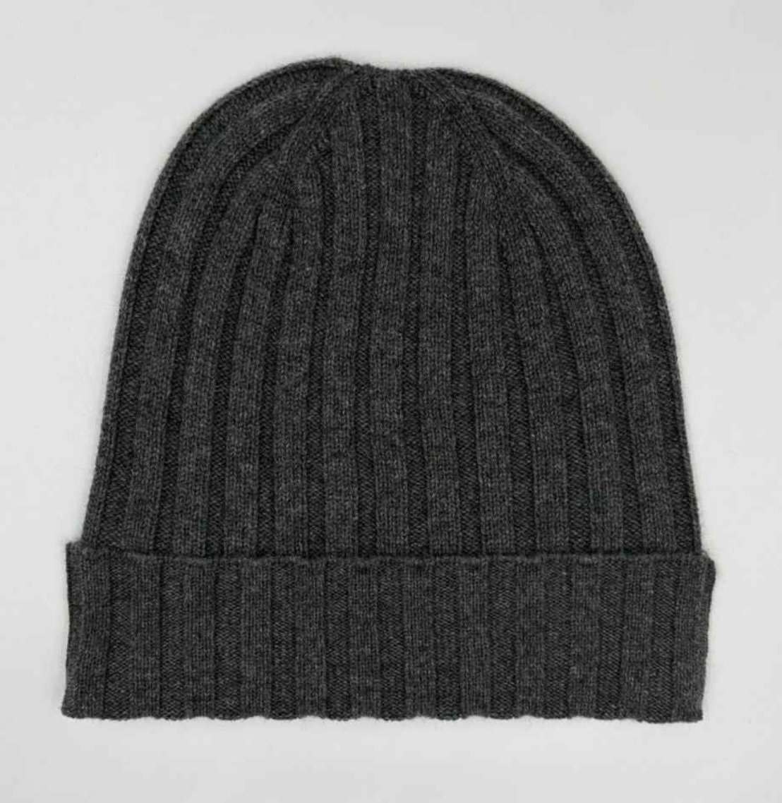 Berretto in cashmere superiore di Q7LAB, accessorio in lana e cashmere, stile italiano, mostra il tessuto morbido e caldo.