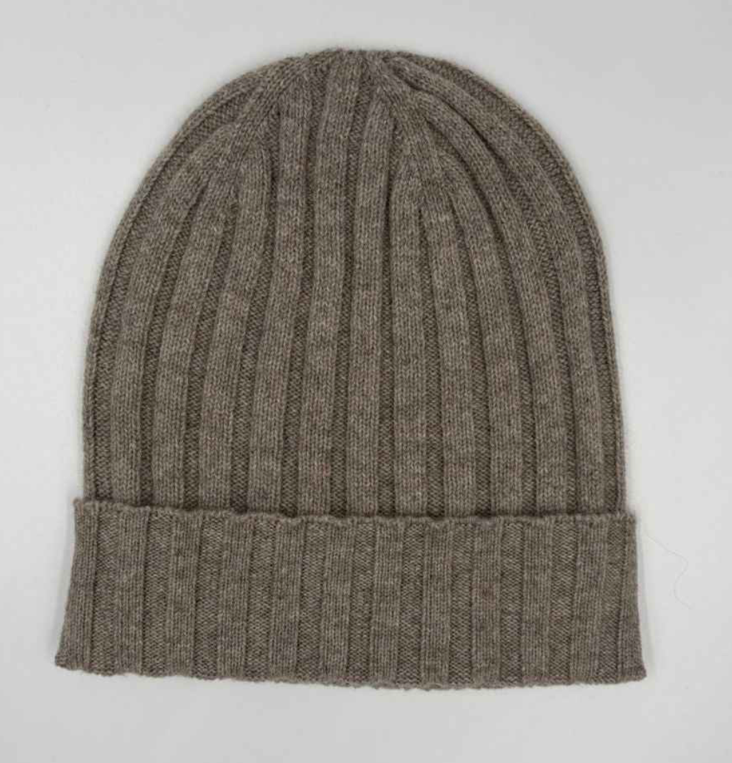 Berretto grigio in cashmere Q7LAB, accessorio in lana e cashmere, fatto in Italia, mostra il tessuto morbido e elegante.