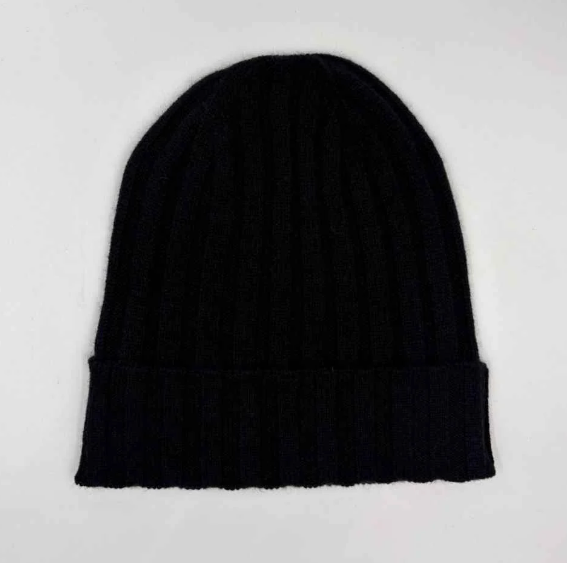 Berretto in cashmere di alta qualità di Q7LAB, morbido accessorio in lana superior, fatto in Italia, ideale per l'inverno.