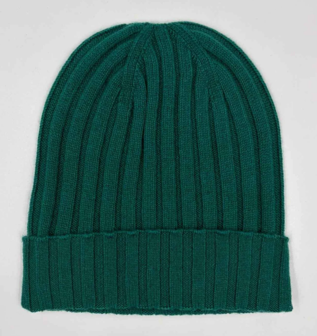 Berretto verde in cashmere superiore di Q7LAB, accessorio caldo e elegante, fatto in Italia, con texture morbida e raffinata.