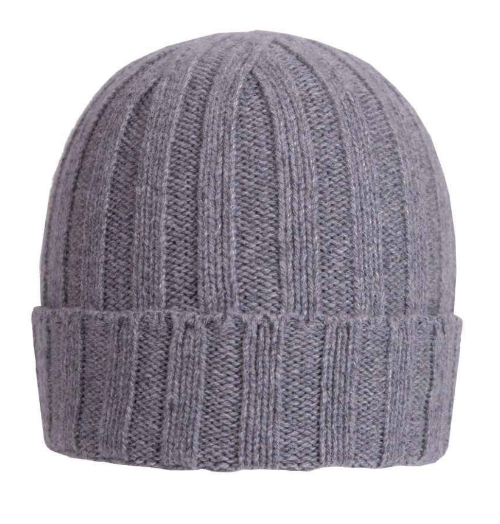 Cappello in cashmere rigenerato grigio chiaro, stile beanie a coste, marca Q7LAB, accessorio di lana e cashmere fatto in Italia.