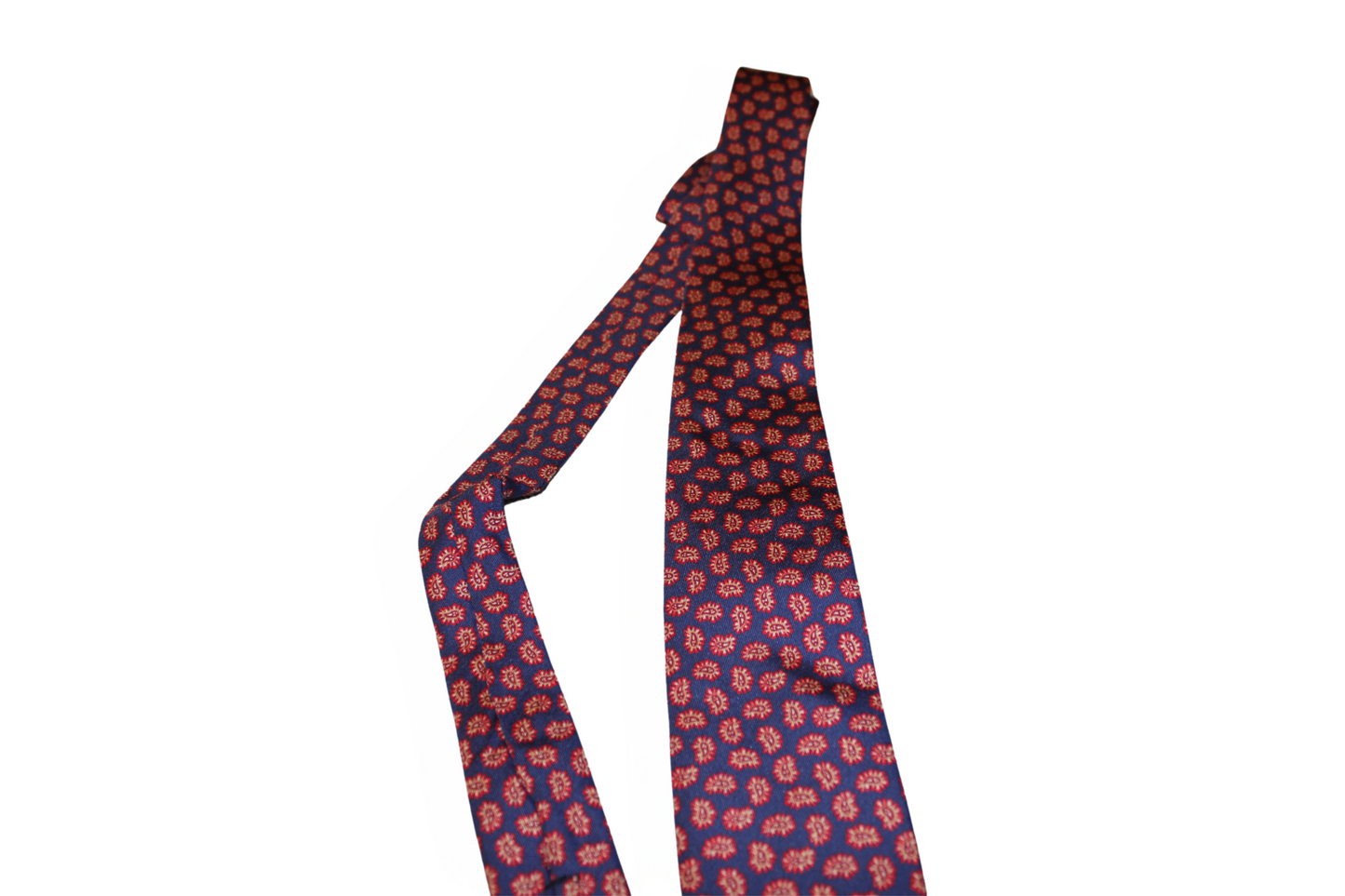 Dettaglio cravatta sartoriale Atar in twill di seta con motivo paisley Q7LAB Made in Italy
