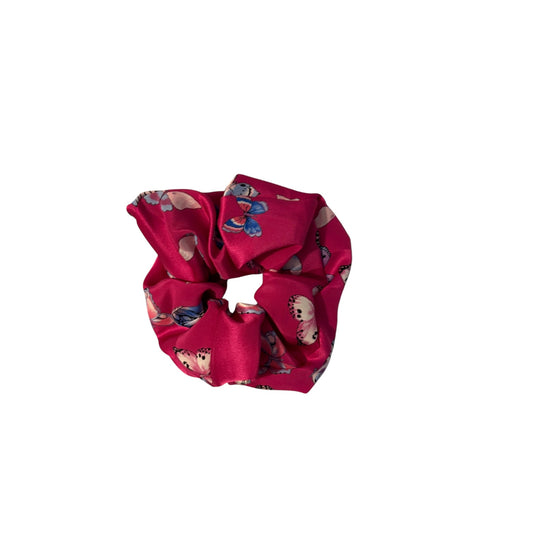 Fermacoda sartoriale in seta rosso fucsia di Q7LAB, accessorio per capelli elegante e colorato con finitura liscia e lucente.