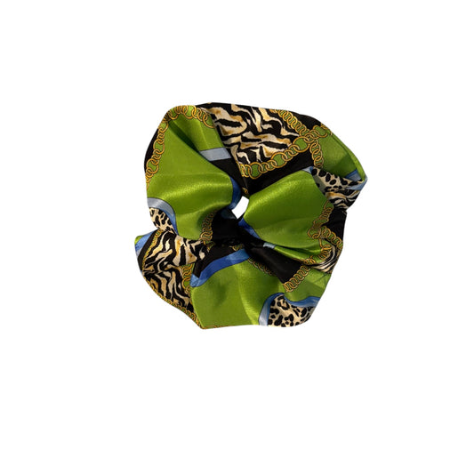 Fermacoda sartoriale in seta verde di Q7LAB, accessorio per capelli elegante e raffinato, con dettagli in seta e design sofisticato.