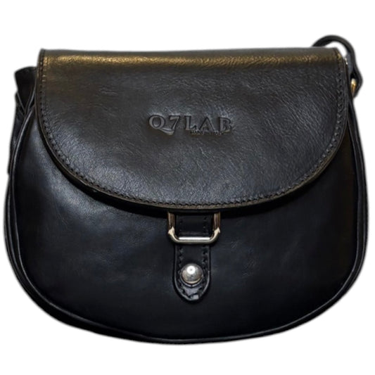 Borsa tracolla Aphrodite di Q7LAB in pelle con dettagli eleganti e tracolla regolabile, vista frontale.