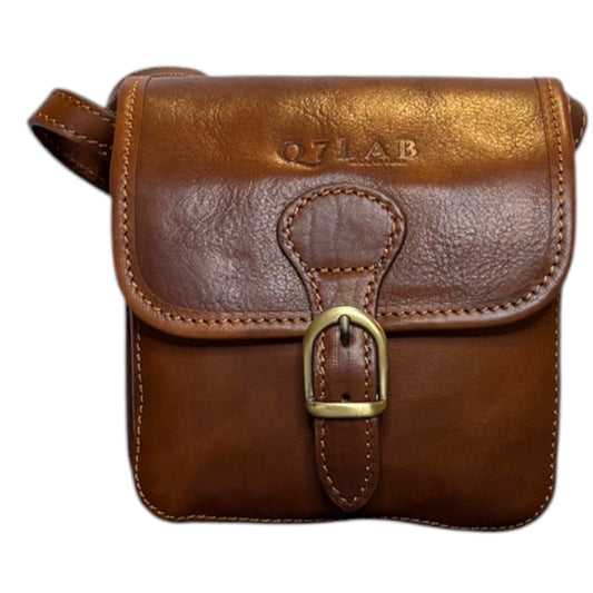 Tracolla Nyx di Q7LAB in pelle marrone con dettagli eleganti, ideale come borsa accessorio da giorno.