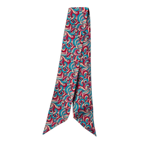 Twilly sartoriale in twill di seta rosa azzurro con fantasia, accessorio donna di Q7LAB, elegante e raffinato.