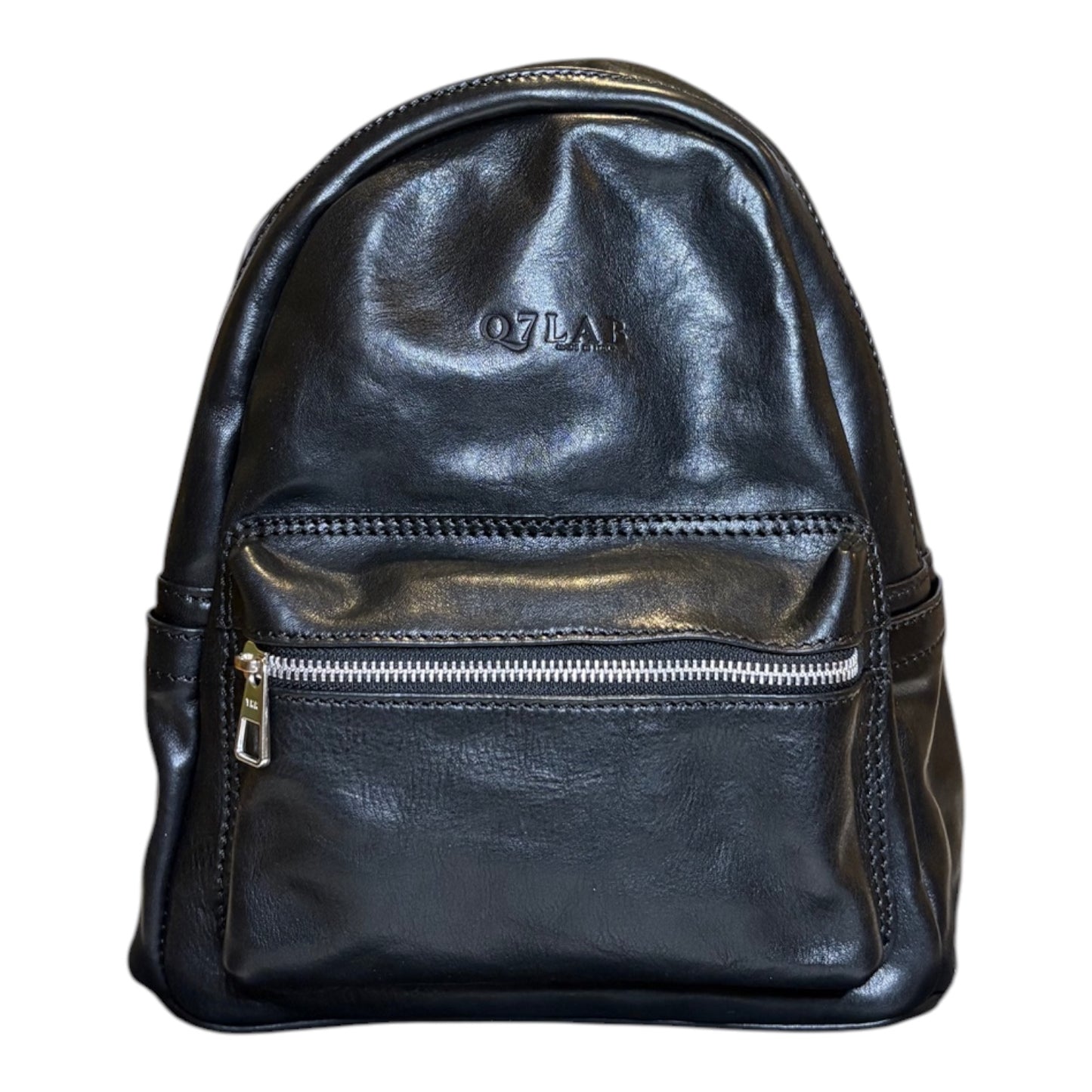 Zaino Eos Q7LAB in pelle nero, con scomparti multipli e tracolla regolabile, visibile in primo piano.