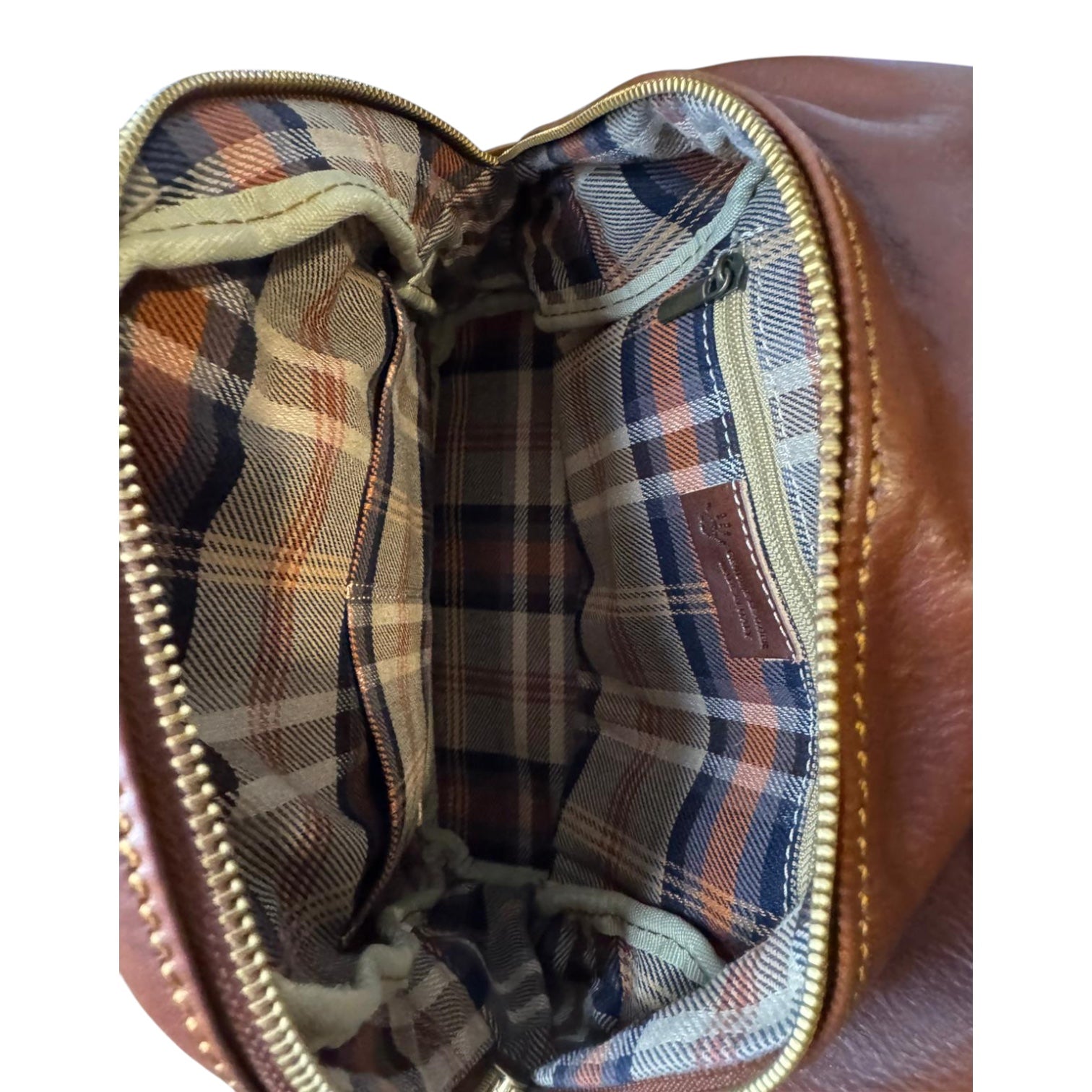 Zaino Eos Q7LAB in tessuto nero con tasche frontali e spallacci regolabili, vista frontale in dettaglio.